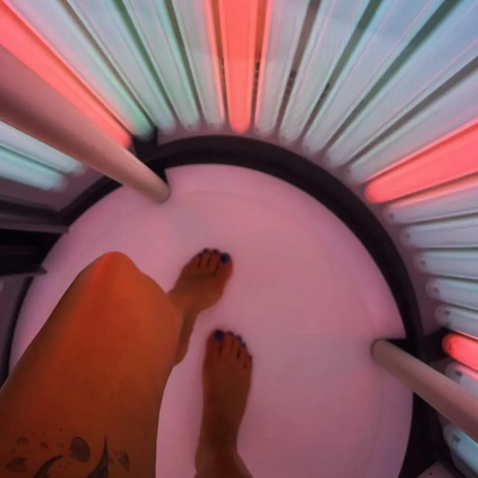 Μέσα στον θάλαμο hybrid solarium στην Πάτρα